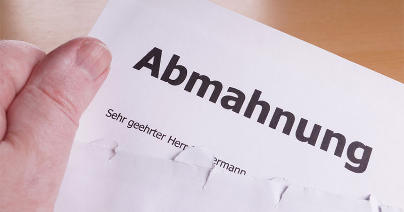 Geffneter Umschlag mit Abmahnung